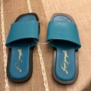 Wren slip on sandals size 51/2